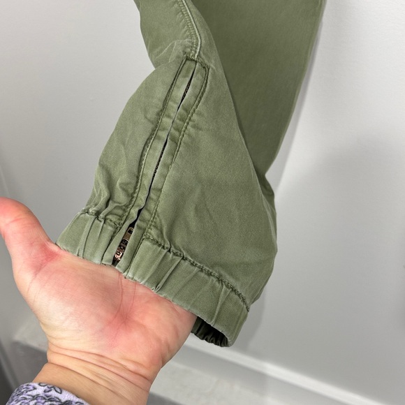 Sanctuary Olive Women's Cargo Joggers. Size Small - Picture 4 of 8